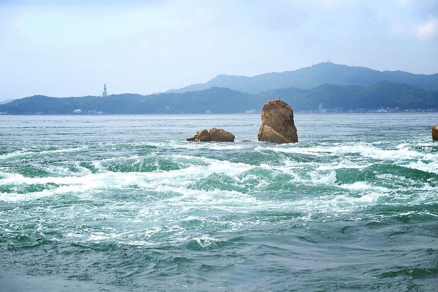 Roiled_surface_of_the_Inland_Sea-1