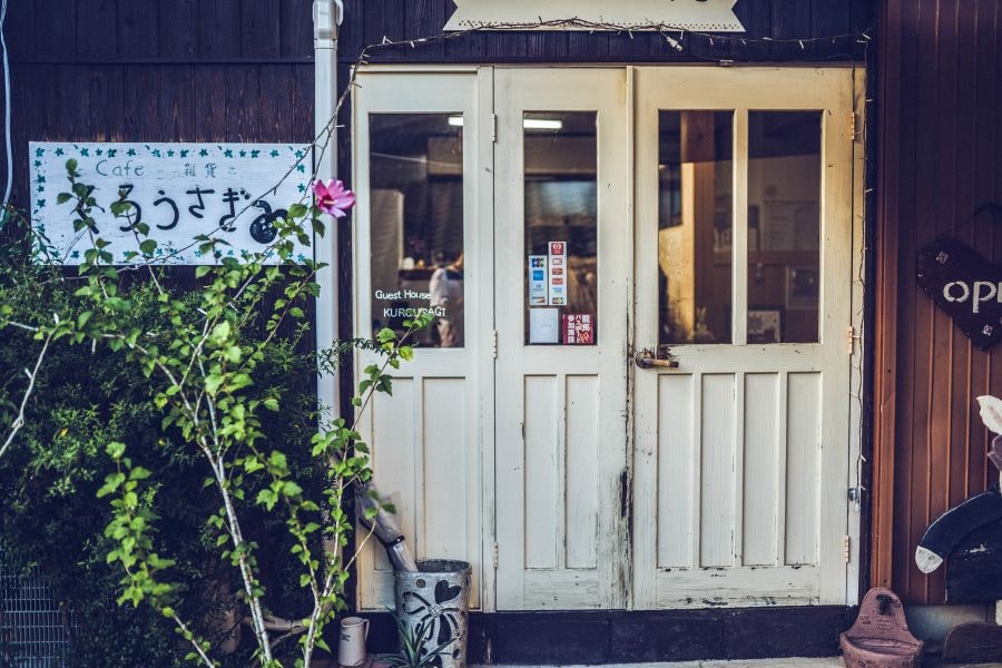 Doburoku Guesthouse Kurousagi entrance