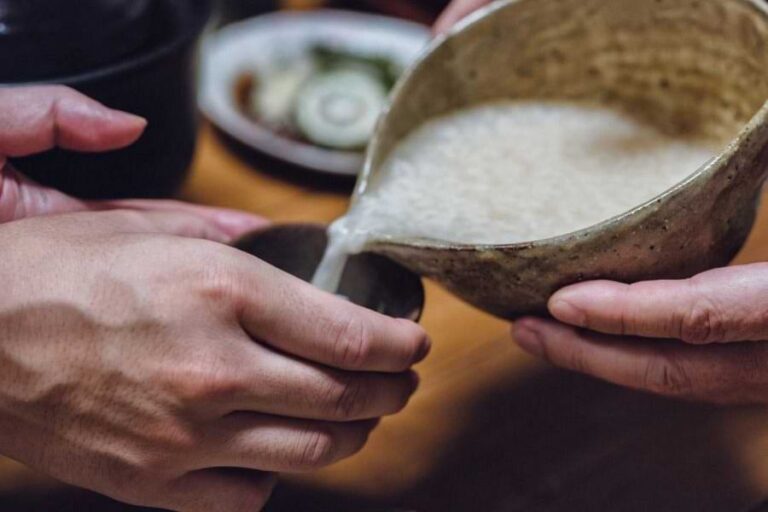 Doburoku Guesthouse Kurousagi pouring