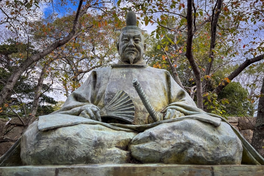 Hagi Castle Mori Terumoto statue