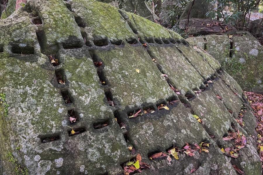 Hagi Castle stone quarry marks