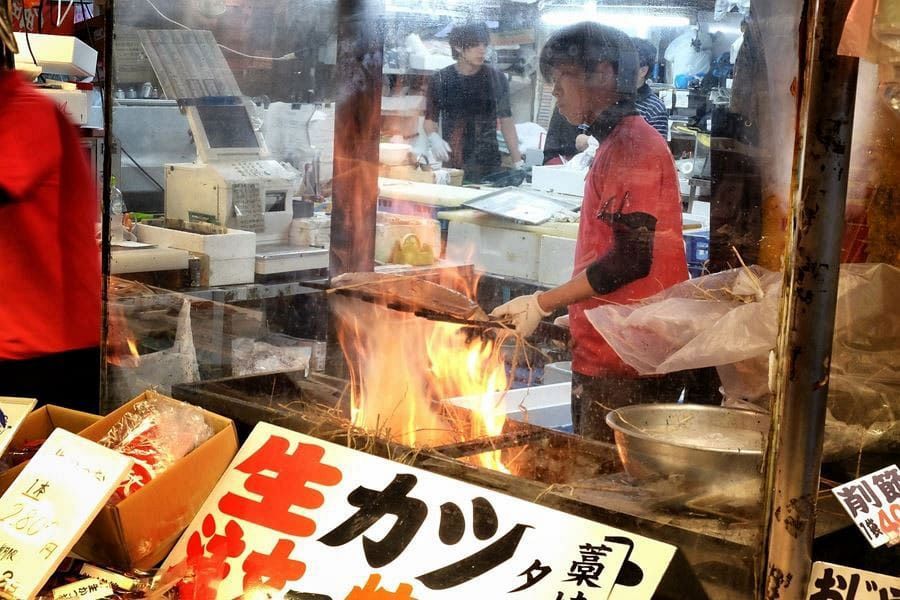 Hirome Ichiba making katsuo no tataki