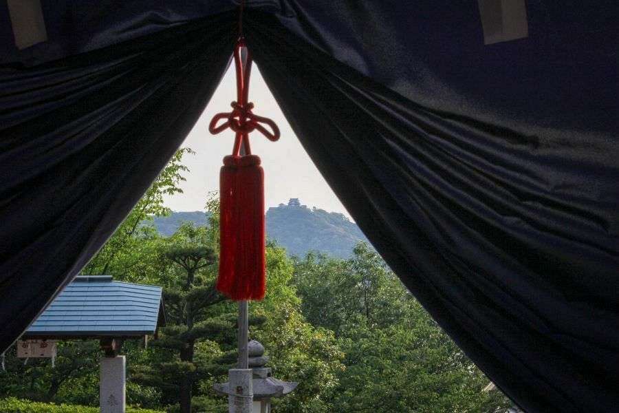 Isaniwa Shrine castle view