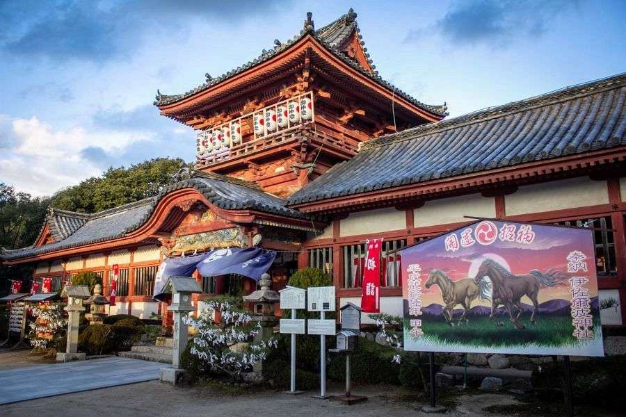 Isaniwa Shrine exterior