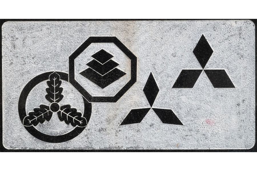 Iwasaki Yataro monument crest