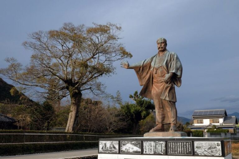 Iwasaki Yataro statue Aki