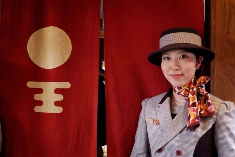 Iyonada Monogatari hostess