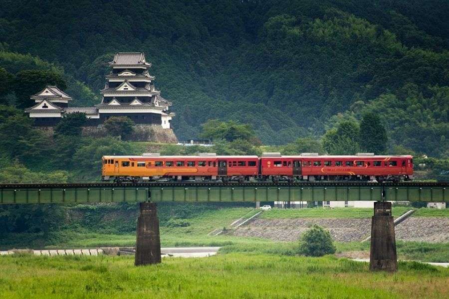 Iyonada Monogatari train
