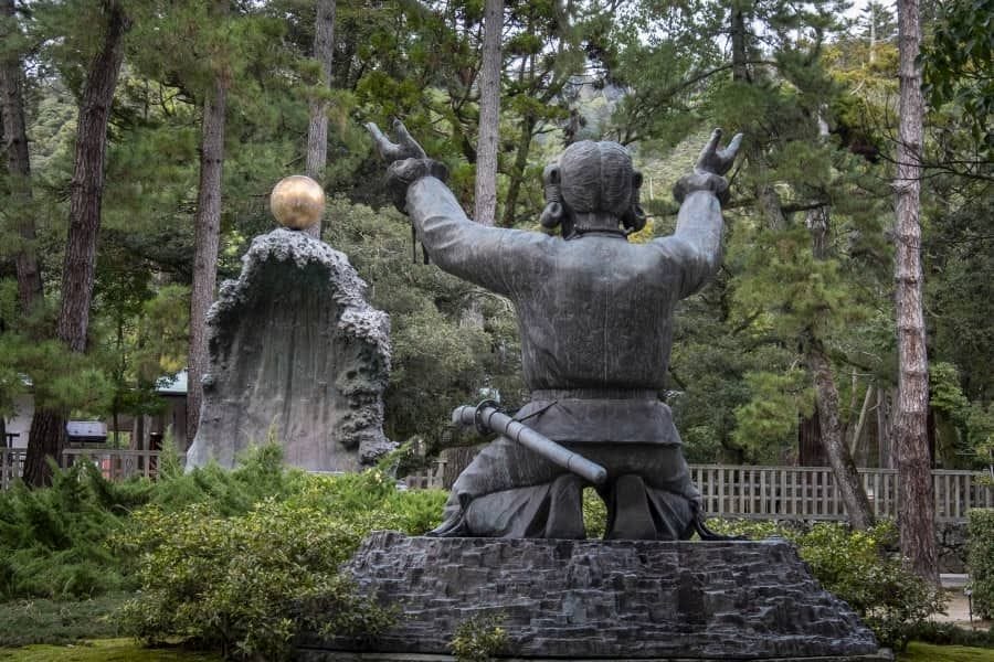 Izumo Shrine shrine legend statue