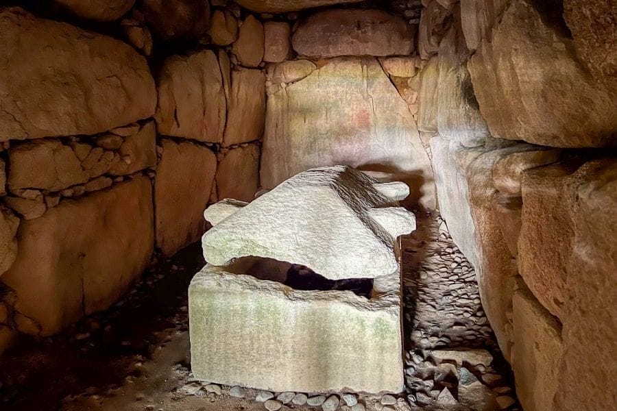 Kibiji Komorizuka kofun interior