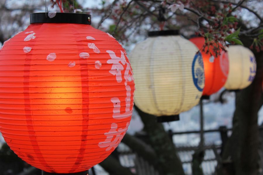 Matsuyama-Castle-lanterns
