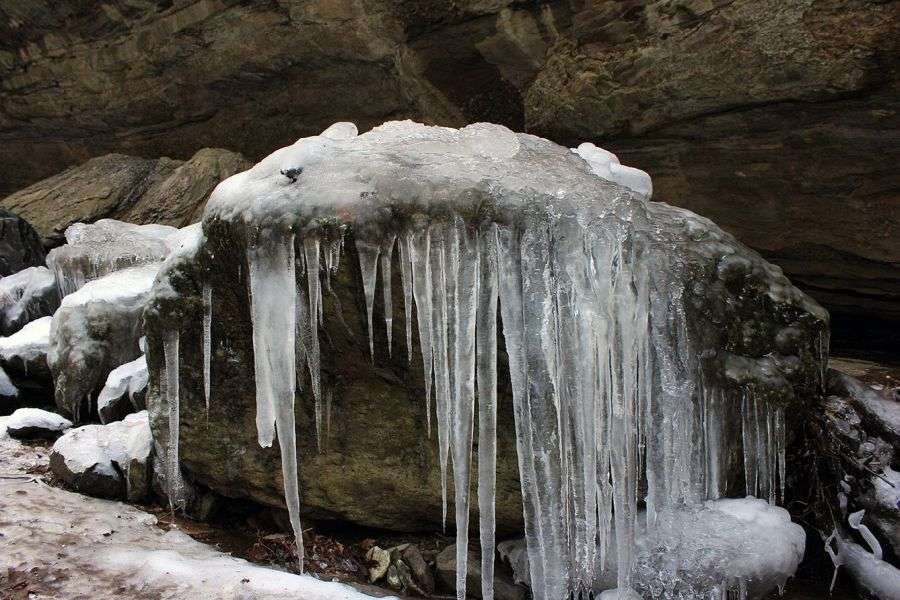 Namekawa Gorge boulder icicles