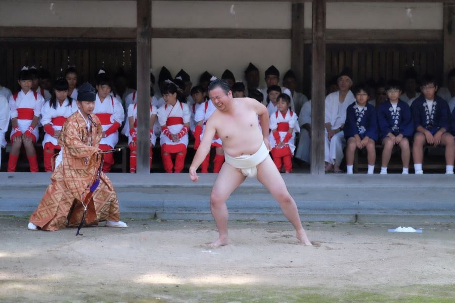 Oyamazumi Shrine one man sumo