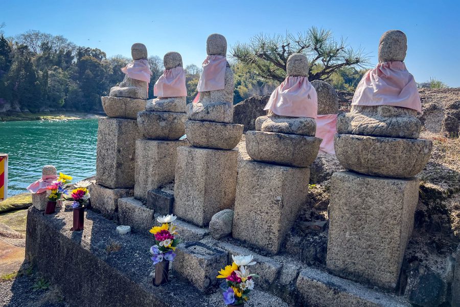 Sagi Island jizo chorus line