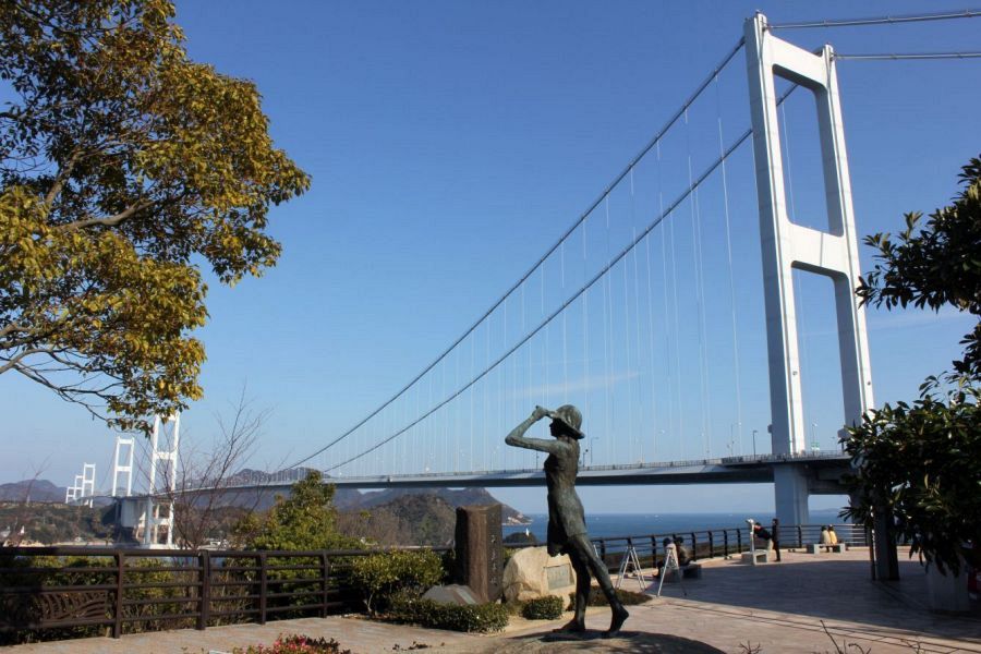 Sunrise Itoyama Observation Platform statue and bridge