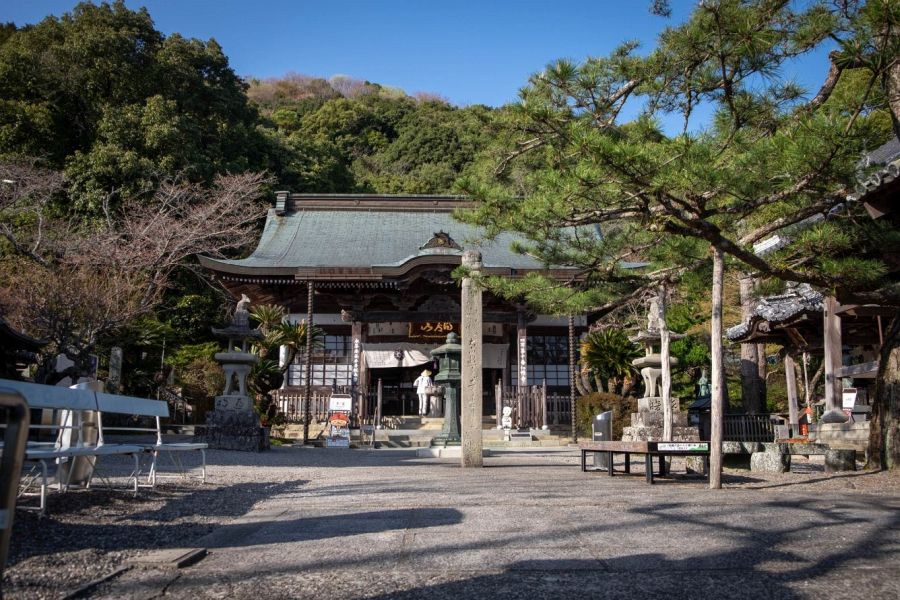 T10 Kirihata ji Temple Main Hall and plaza