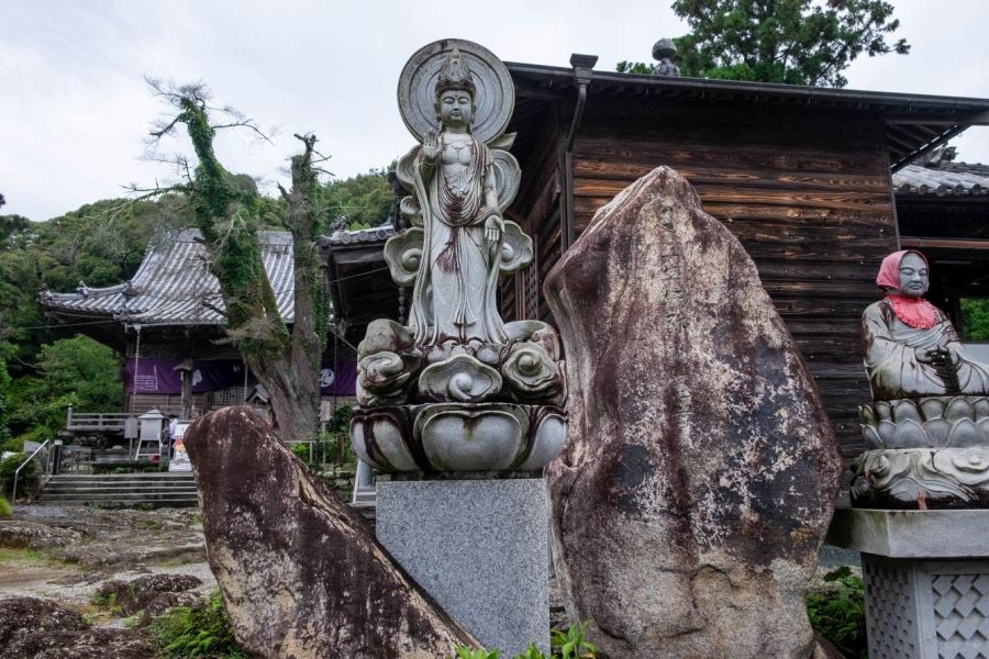 T14 Joraku ji Temple Kannon statue
