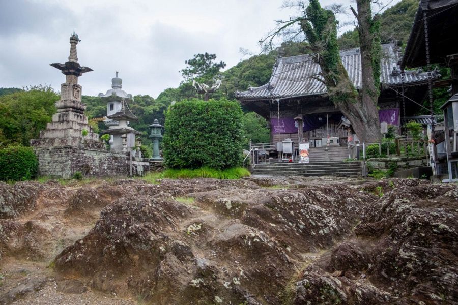 T14 Joraku ji Temple rocky compound and stupas