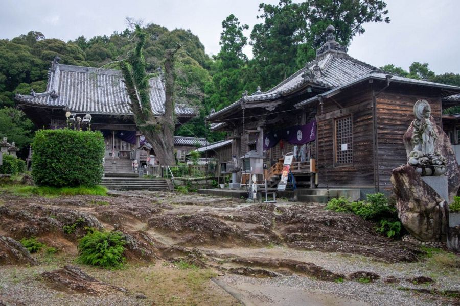 T14 Joraku ji Temple stony compound