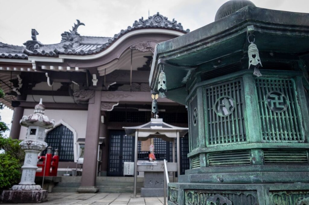 T17 Ido ji Temple main hall and bronze lantern
