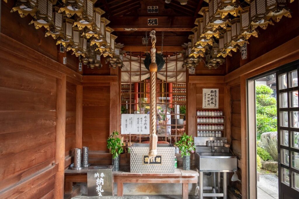 T17 Ido ji Temple well building