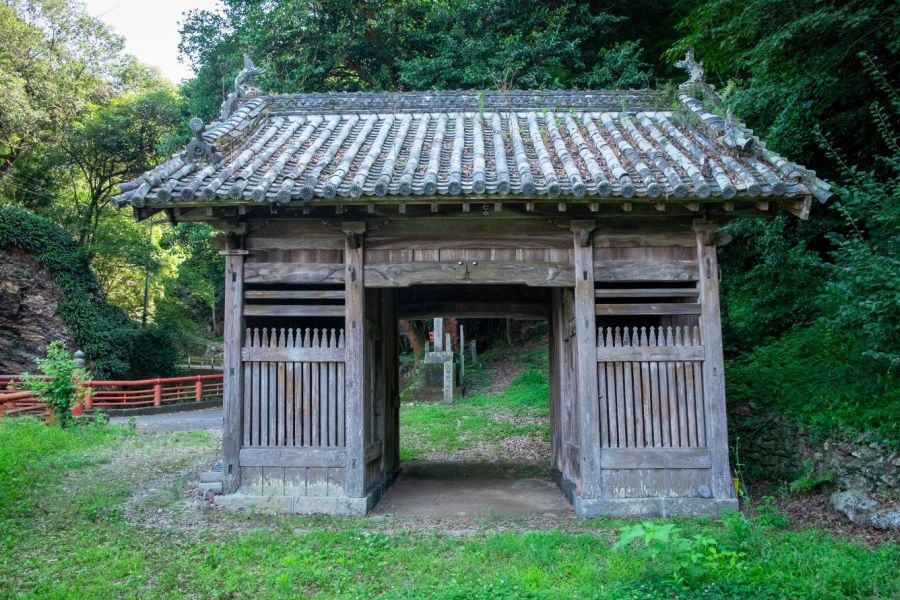 T18 Onzan ji Temple main gate