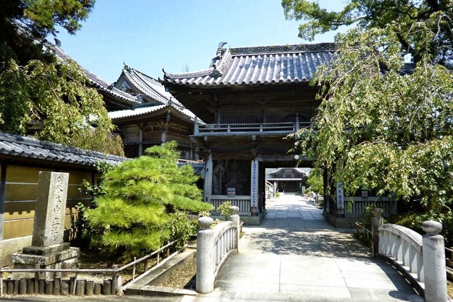 T19 Tatsue ji Temple bridge and gate