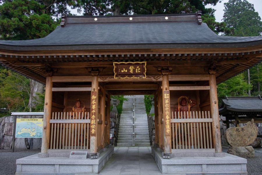 T66 Unpen ji Temple main gate