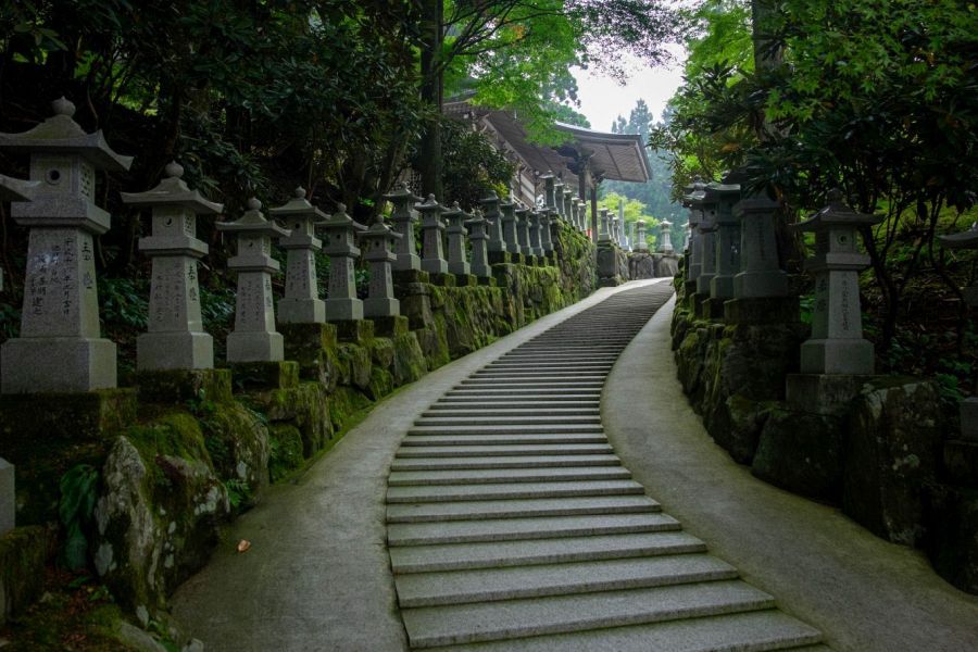 T66 Unpen ji Temple steps and lanterns