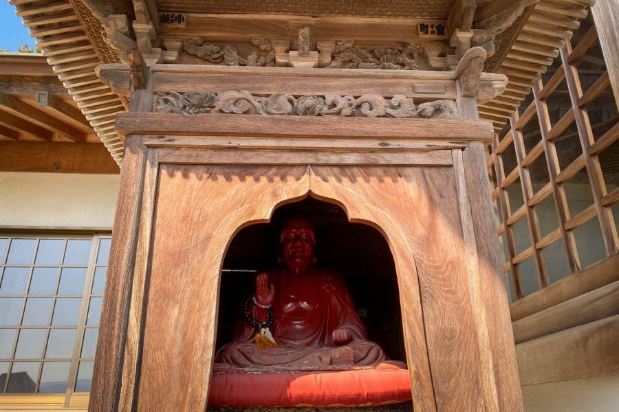 T7 Juraku ji Temple Binzuru enclosure