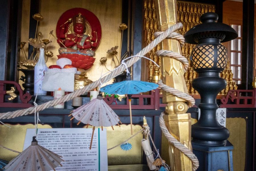 T7 Juraku ji Temple main gate goma shrine
