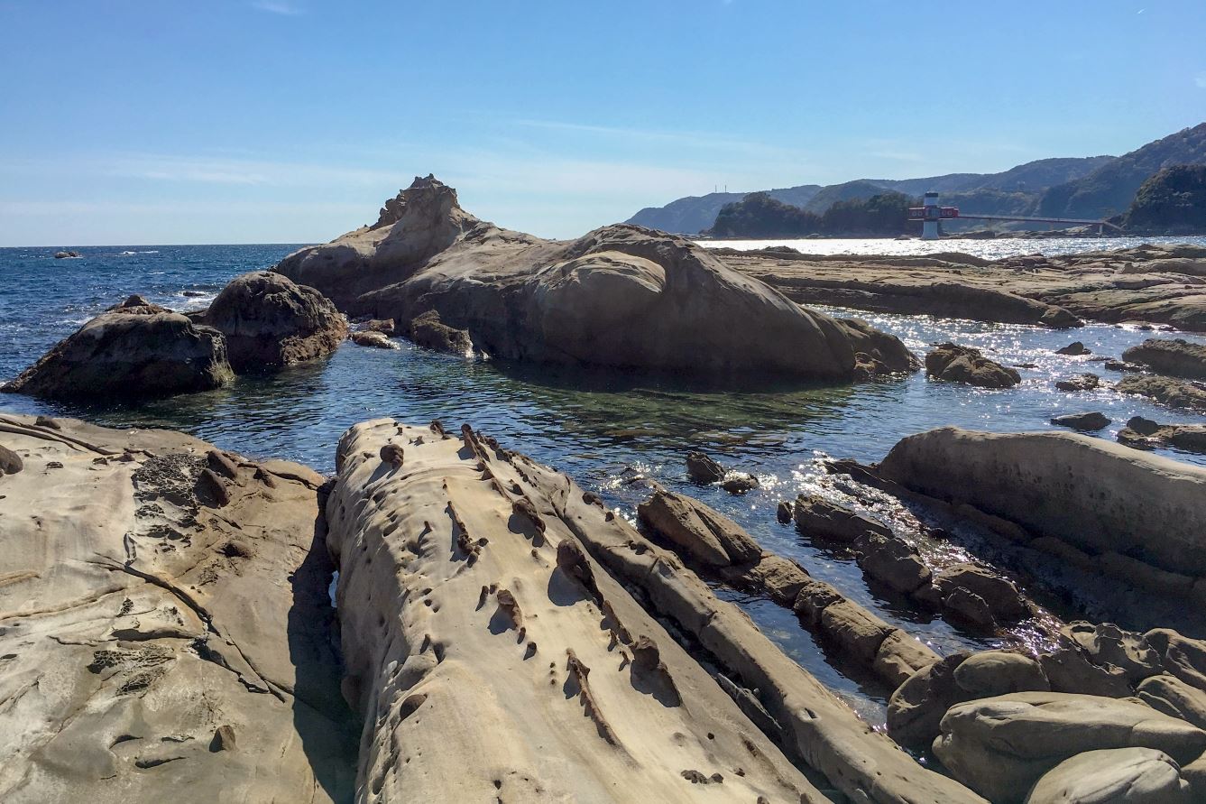 Tatsukushi_prehistoric_rocks-1