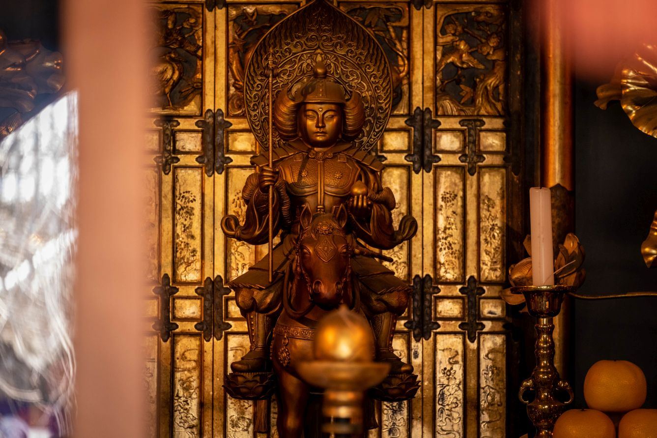 Temple_5_Jizo-ji_horseback_statue