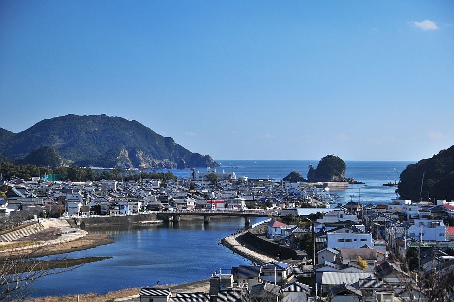 Temple_No_23_Yakuoji_view_of_Hiwasa_Bay-1