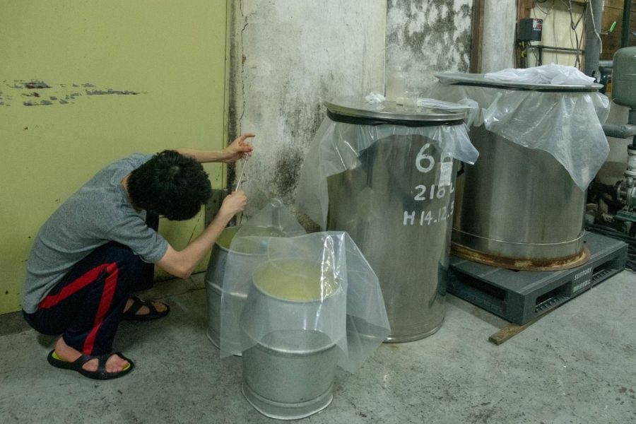 Toyonoume Brewery breweryman at work