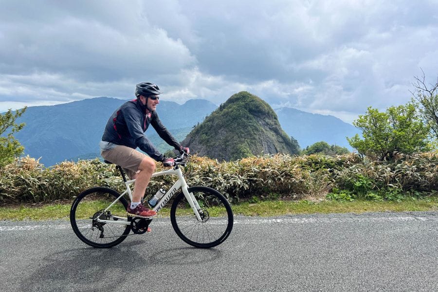 UFO Line Komochi Gongen cyclist climbing smile
