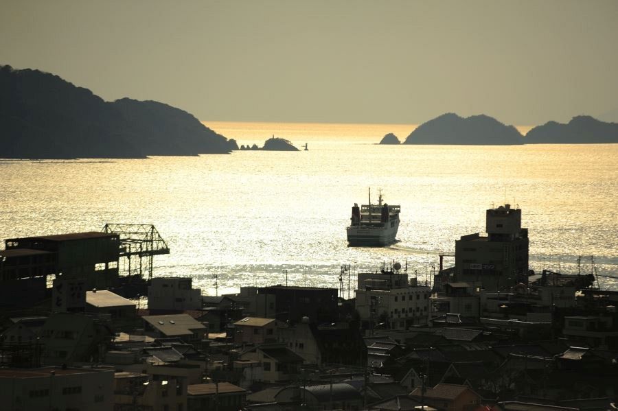 Uwajima-Unyu-Ferries-sunset-departure