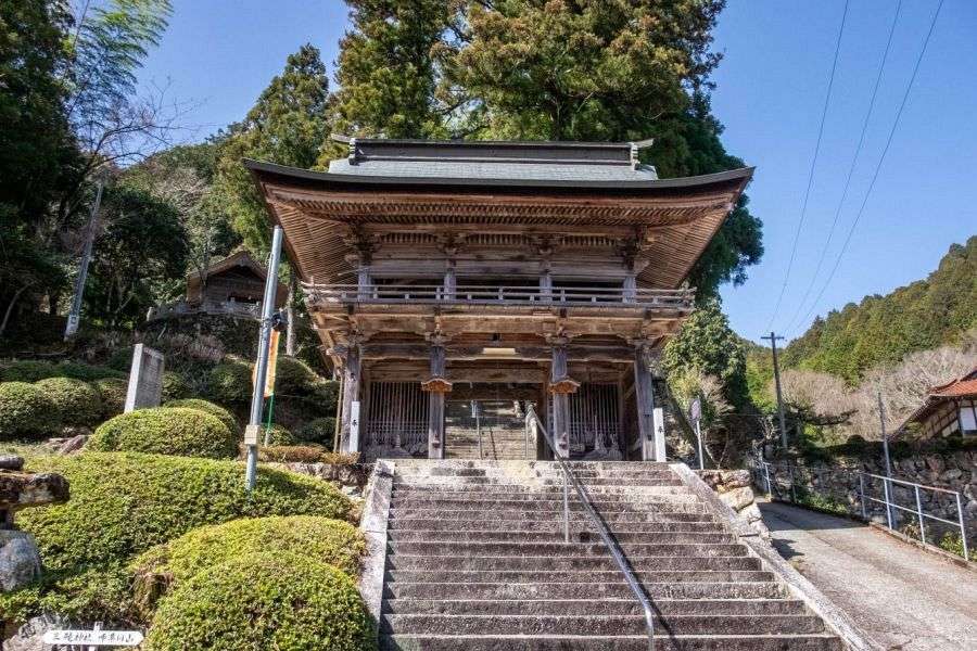 Yamada Yakushi main gate and steps