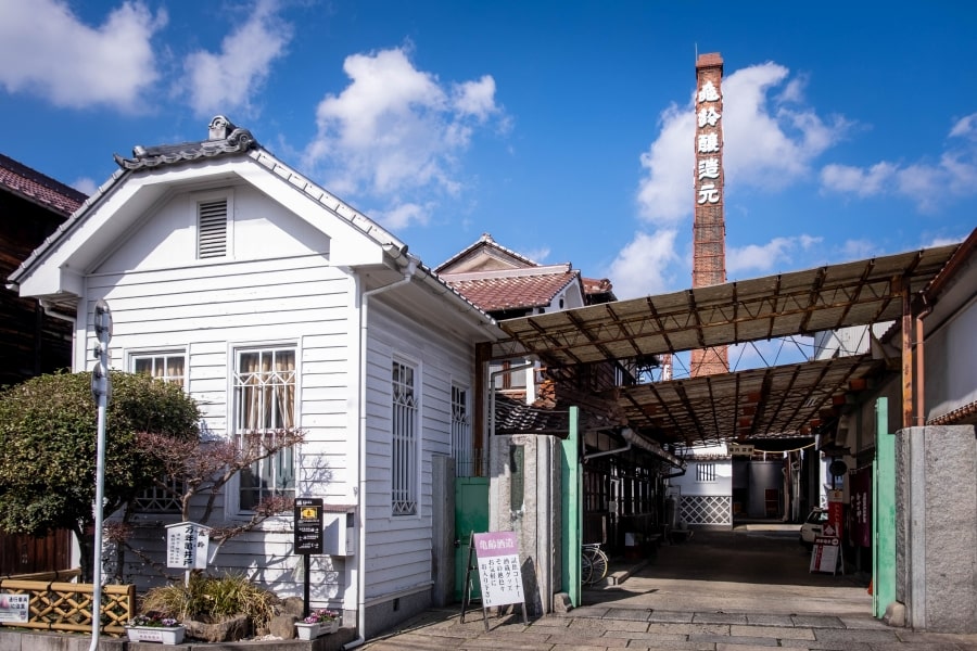 Hiroshima-Saijo-brewery-entrance-with-chimney