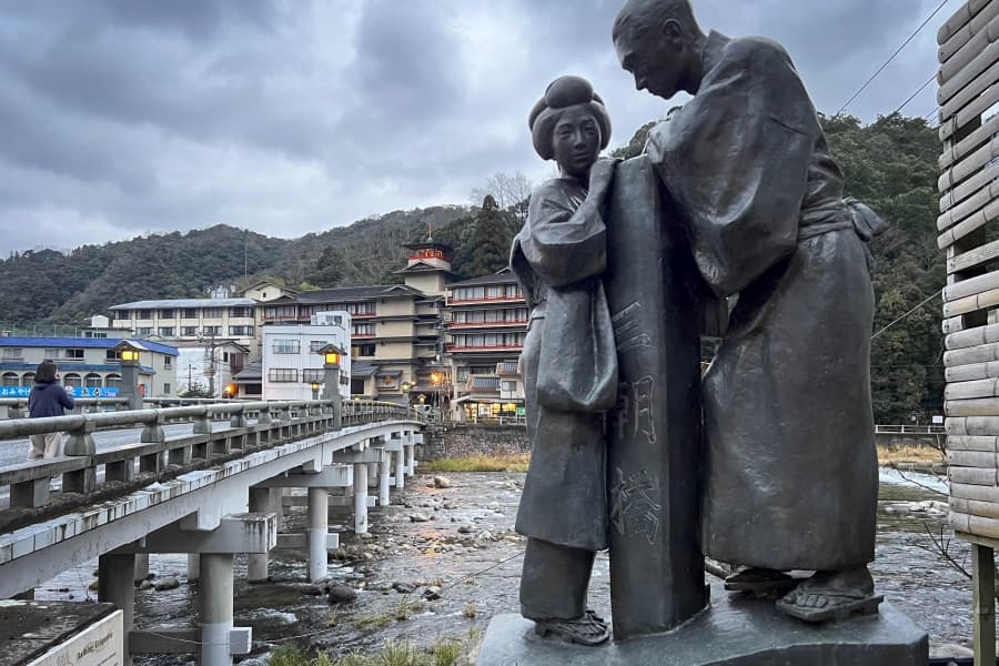 Misasa-Onsen-bridge-and-statue-min