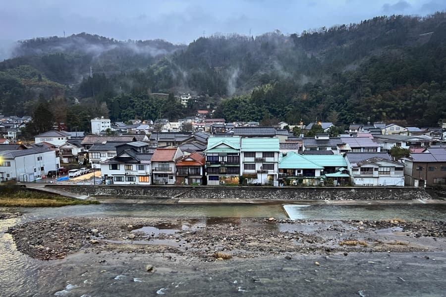 Misasa-Onsen-river-and-town-min
