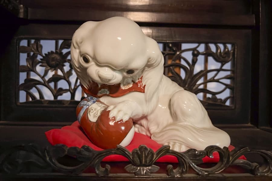 Misasa-Onsen-shishi-and-daruma-min