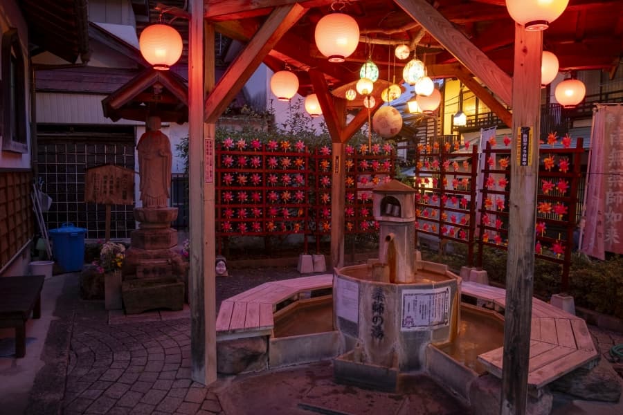 Misasa-onsen-night-shrine-min