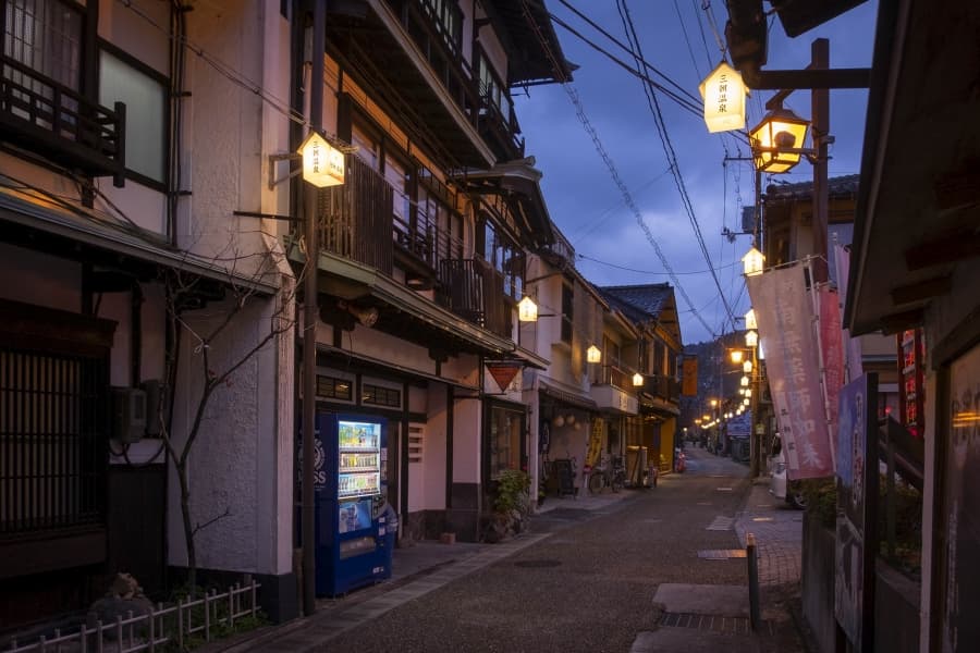 Misasa-onsen-night-town-min