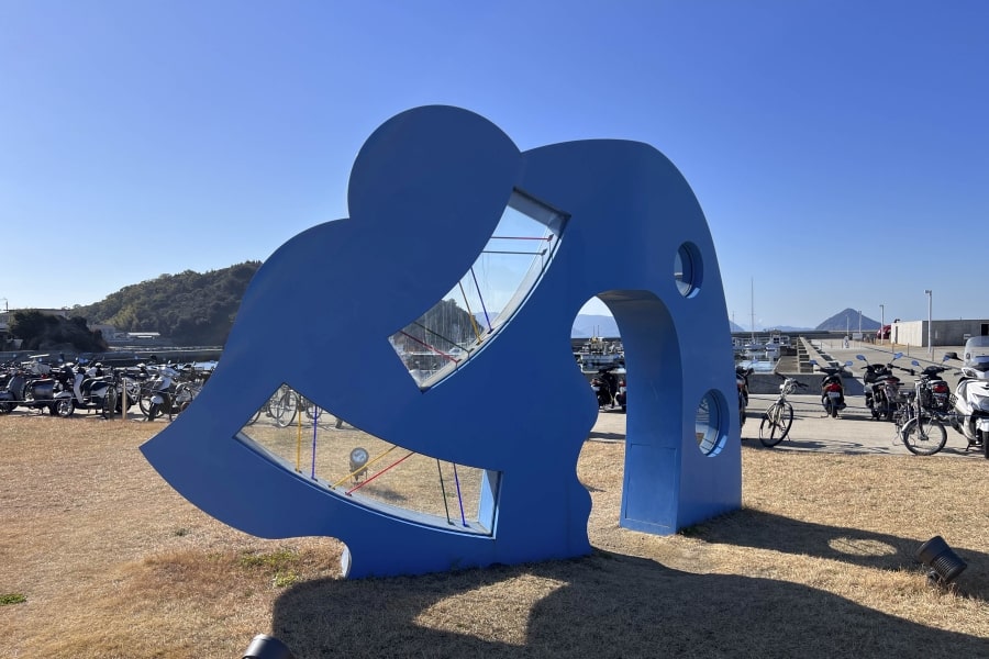 Naoshima-Bunraku-sculpture-min