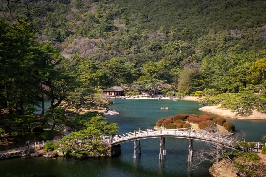 Ritsurin-Garden-lake-6-min