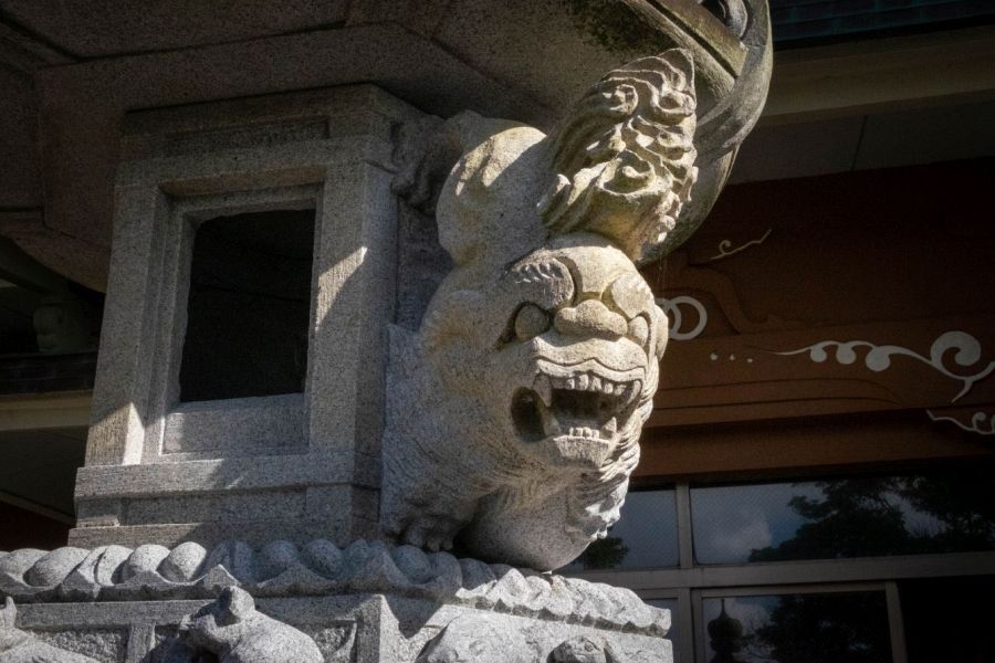 T25 Shinsho ji Temple fierce lantern shishi