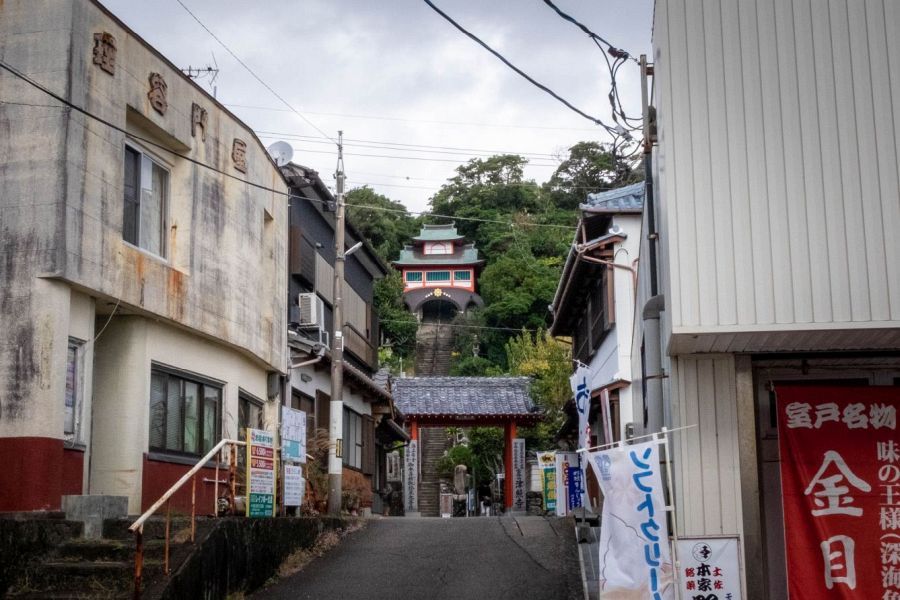 T25 Shinsho ji Temple approach