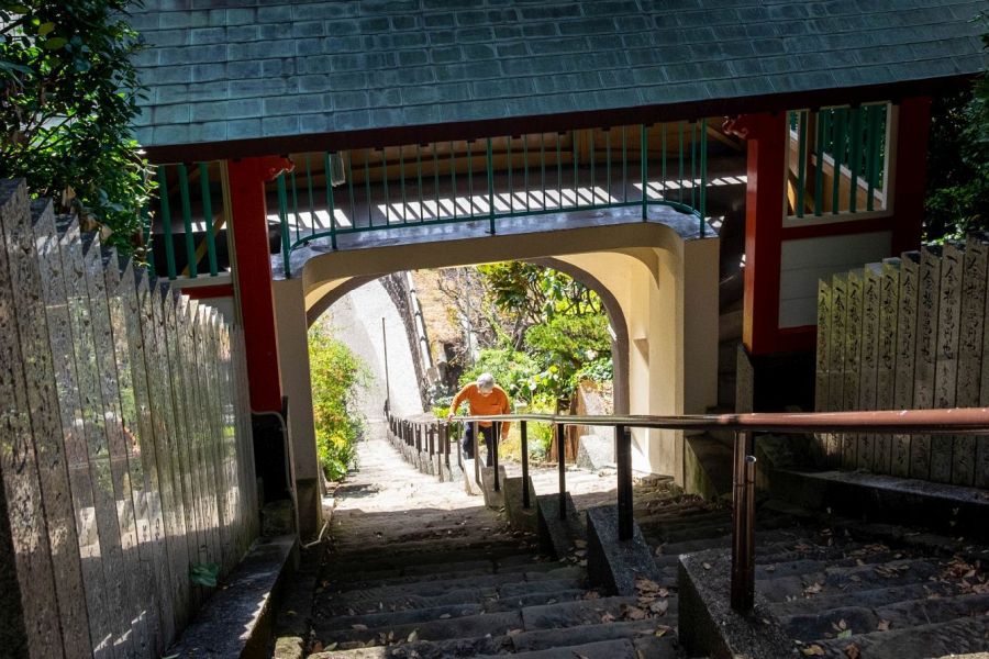 T25 Shinsho ji Temple steep steps