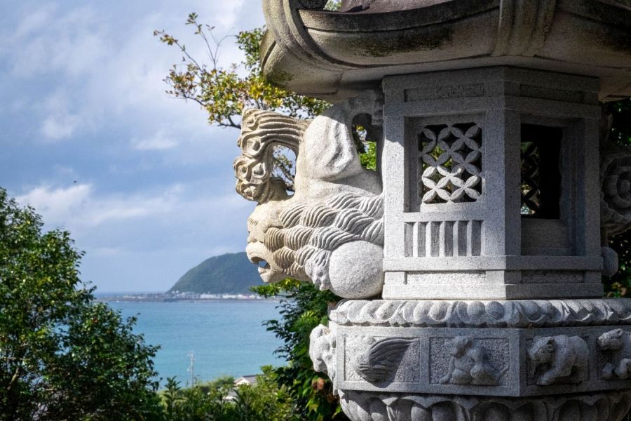 T25 Shinsho ji Temple stone lantern sea view